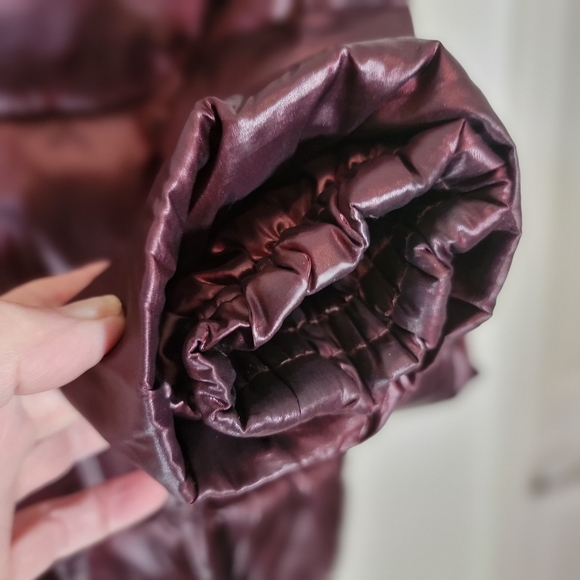 Womens Gap Size Small Burgundy Puffer Coat Jacket. - Picture 5 of 7